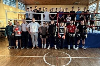 Das Foto zeigt den Oberbürgermeister und die rund 30 Teilnehmer des Boxtrainings.